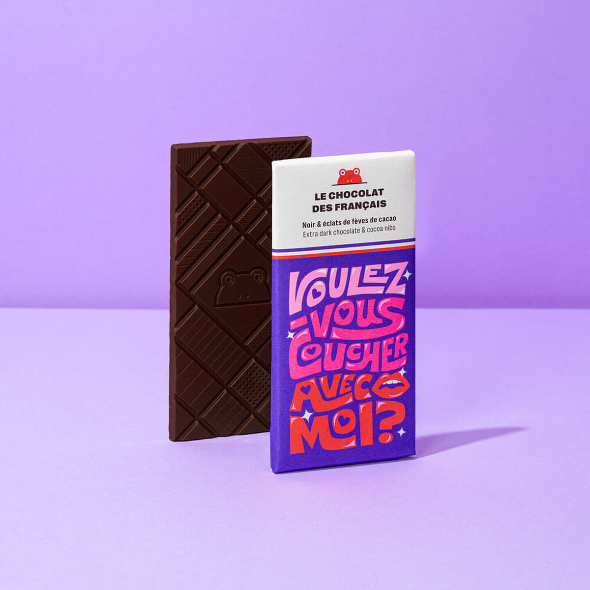 Tablette de chocolat avec éclats de fève sur fond blanc