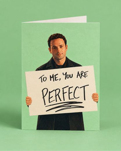 Carte personnalisée avec texte 'To me you are perfect' en gros plan