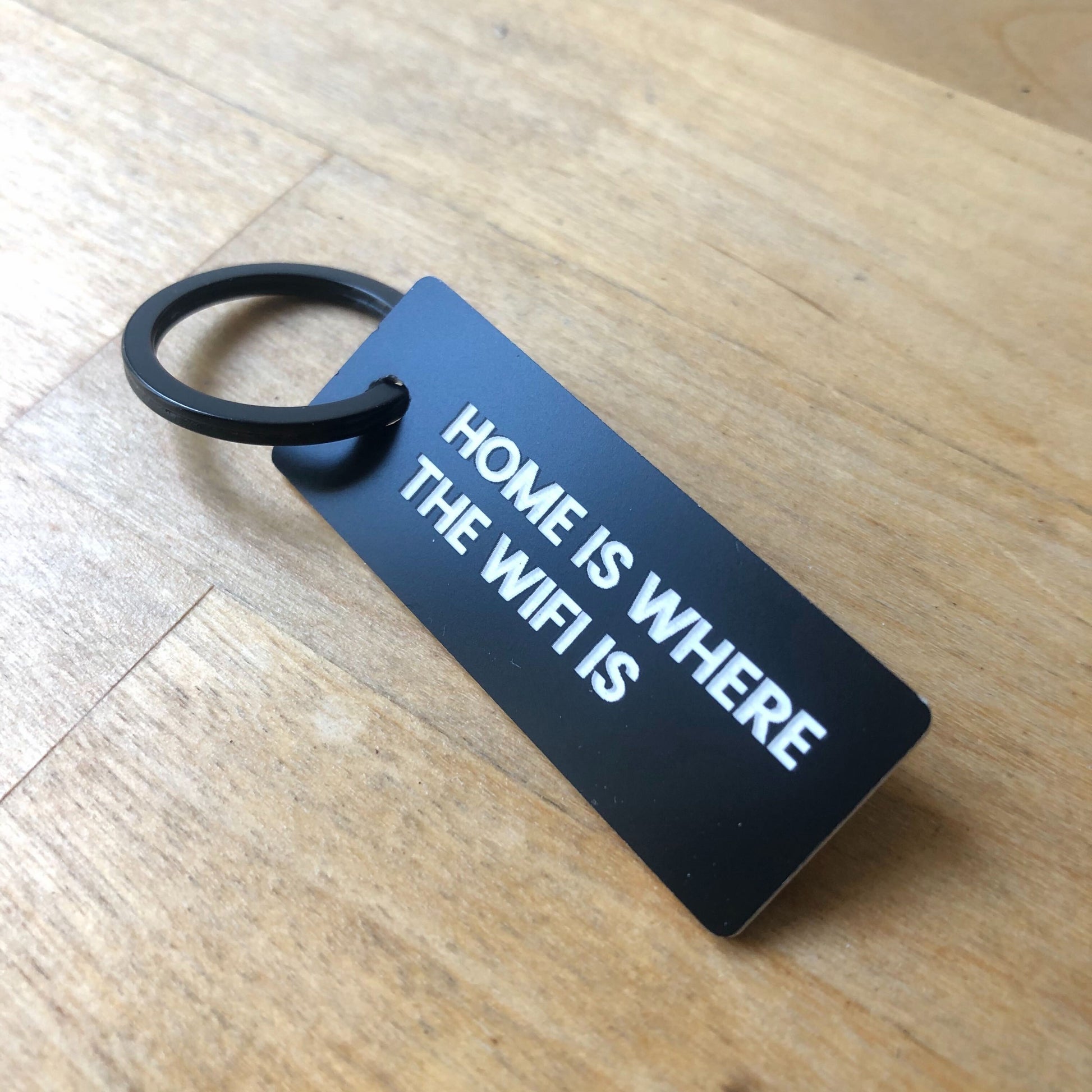 Un porte-clé "Home is Where the wifi is" - Petit Cube